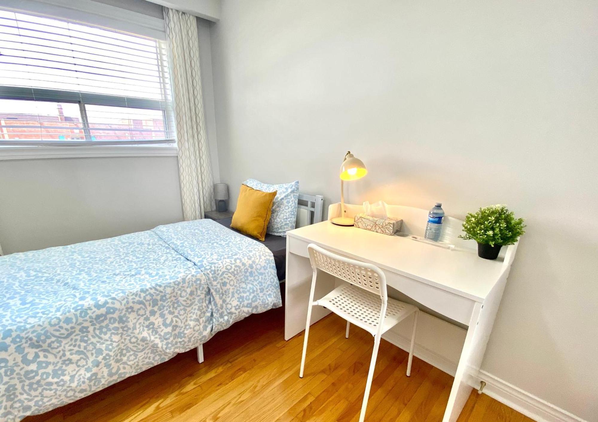 Отель Sunny House - Main Floor, Free Parking, In Торонто Экстерьер фото