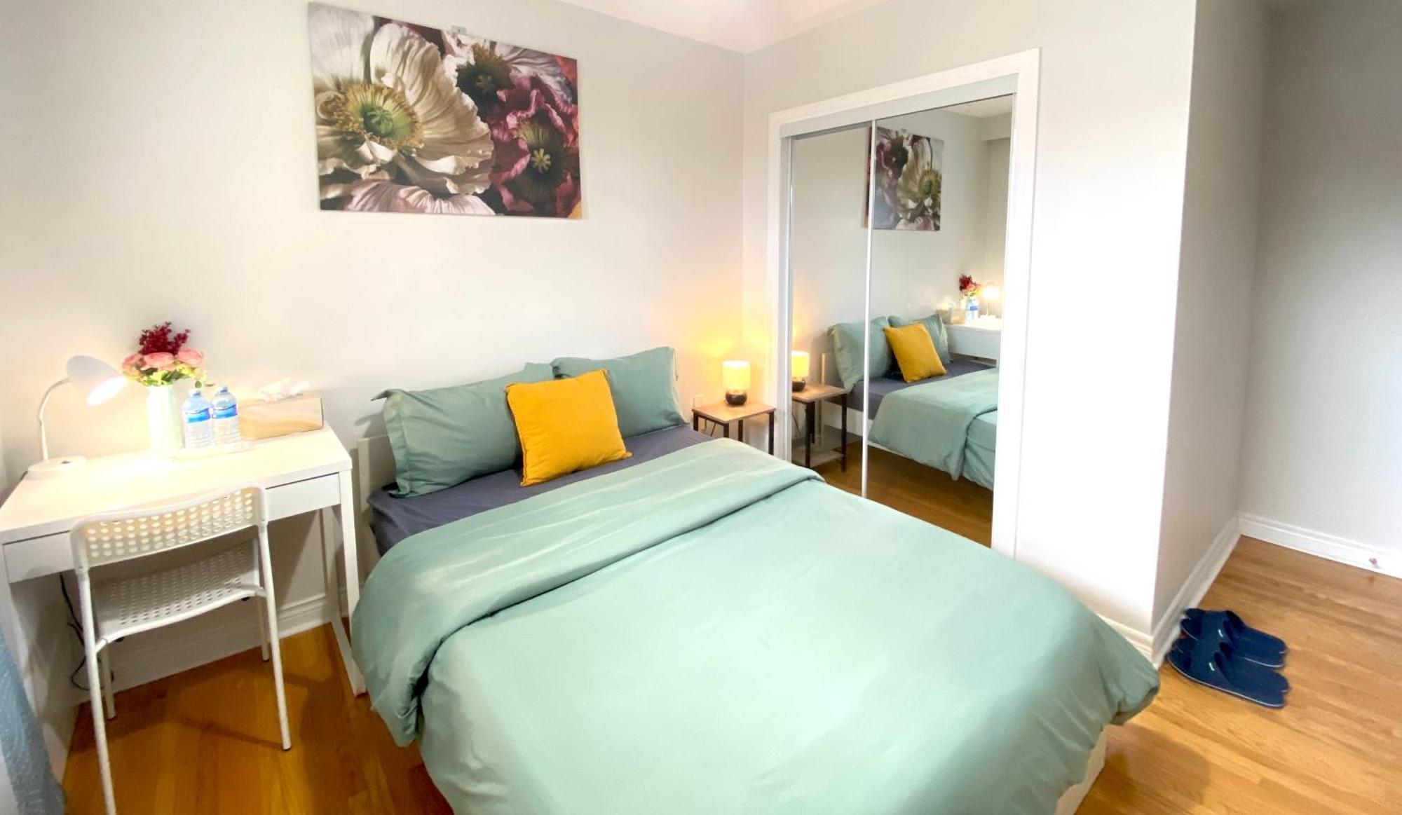 Отель Sunny House - Main Floor, Free Parking, In Торонто Номер фото